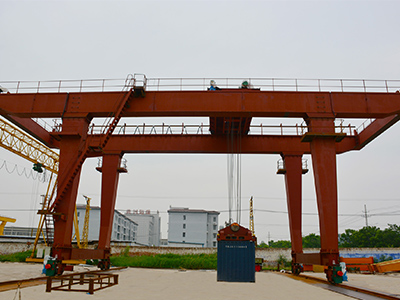 集裝箱門(mén)式起重機 集裝箱門(mén)式起重機